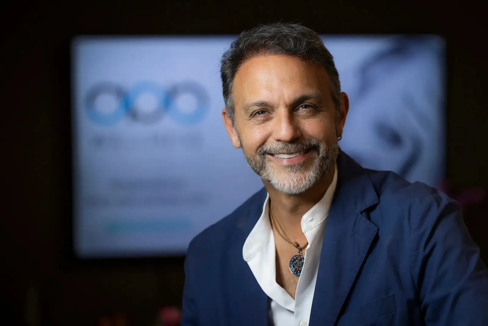 Alejandro Pérez Bolaños smiling, business and leadership coach
