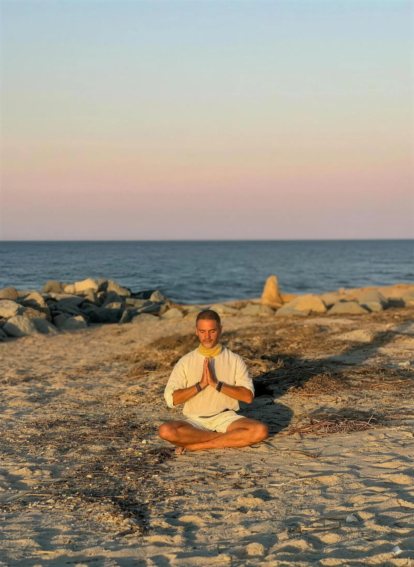 Alejandro Pérez Bolaños meditando en la playa, transmitiendo paz