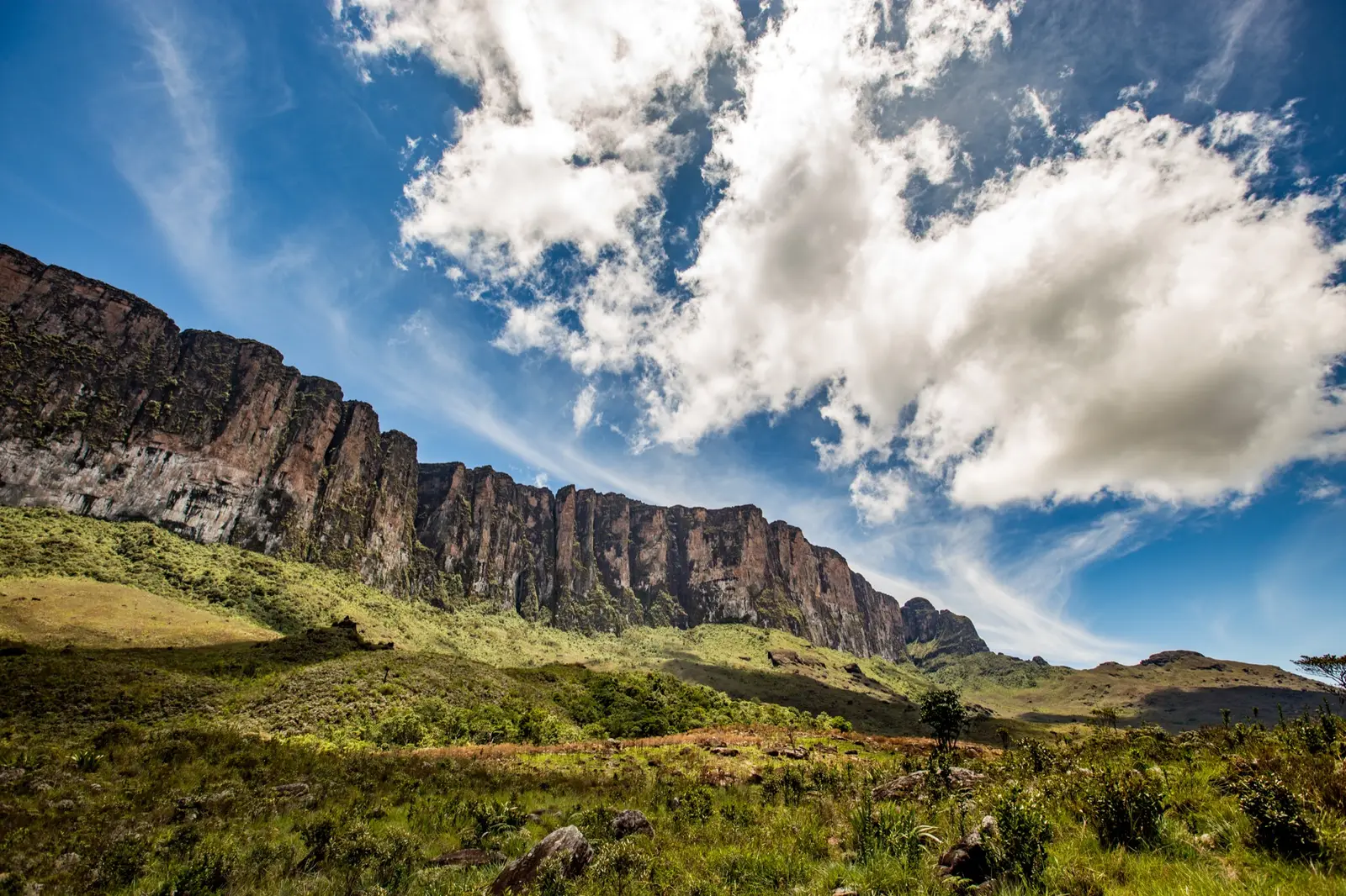 El tepui del Monte Roraima entre nubes