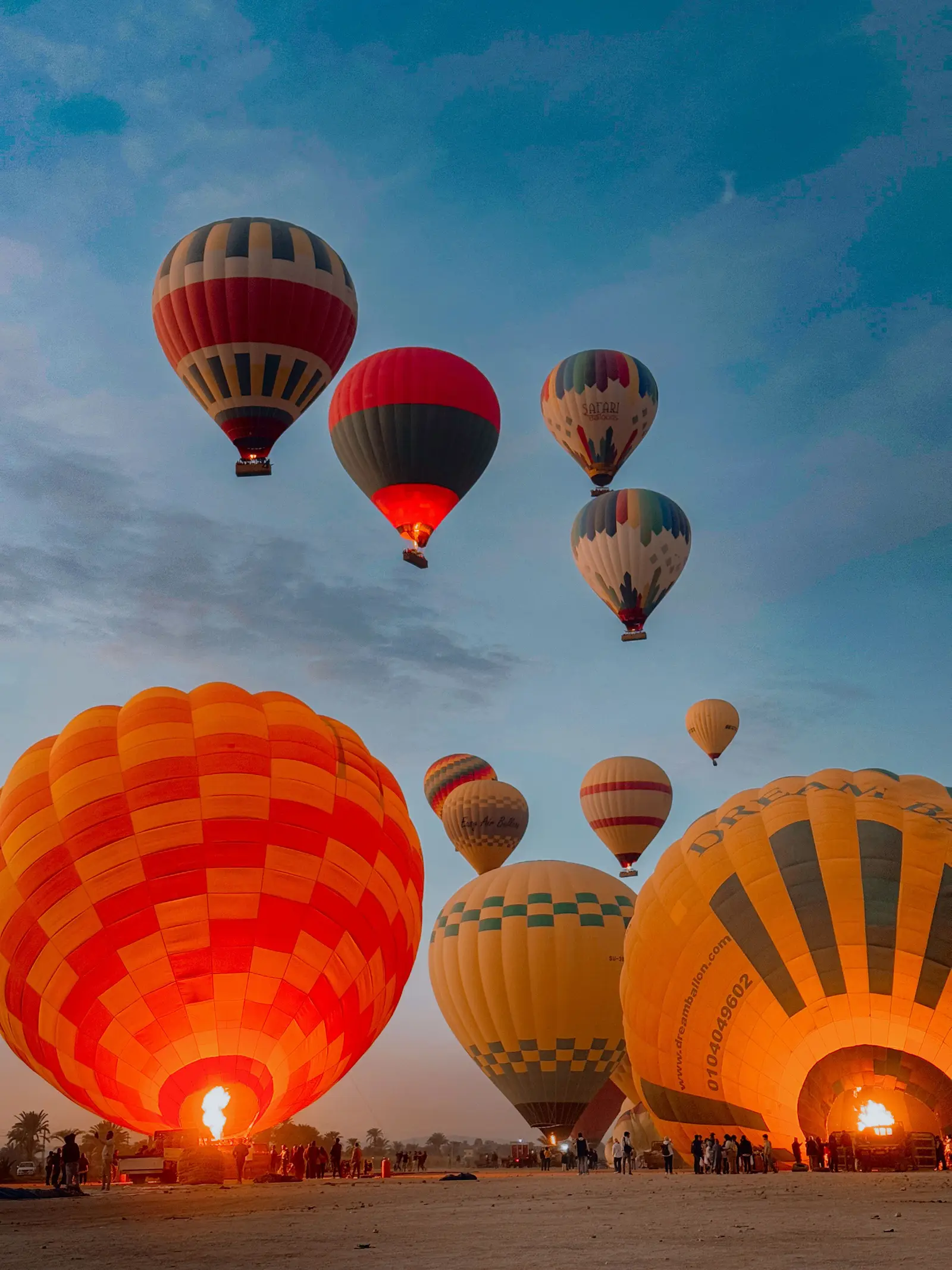 Globo aerostático al amanecer sobre el valle de Luxor