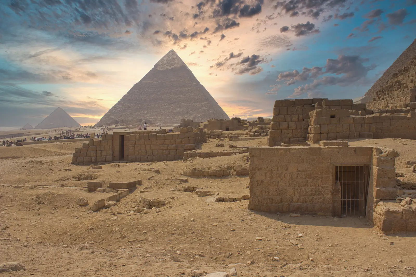 Las Pirámides de Giza al amanecer bajo un cielo dramático