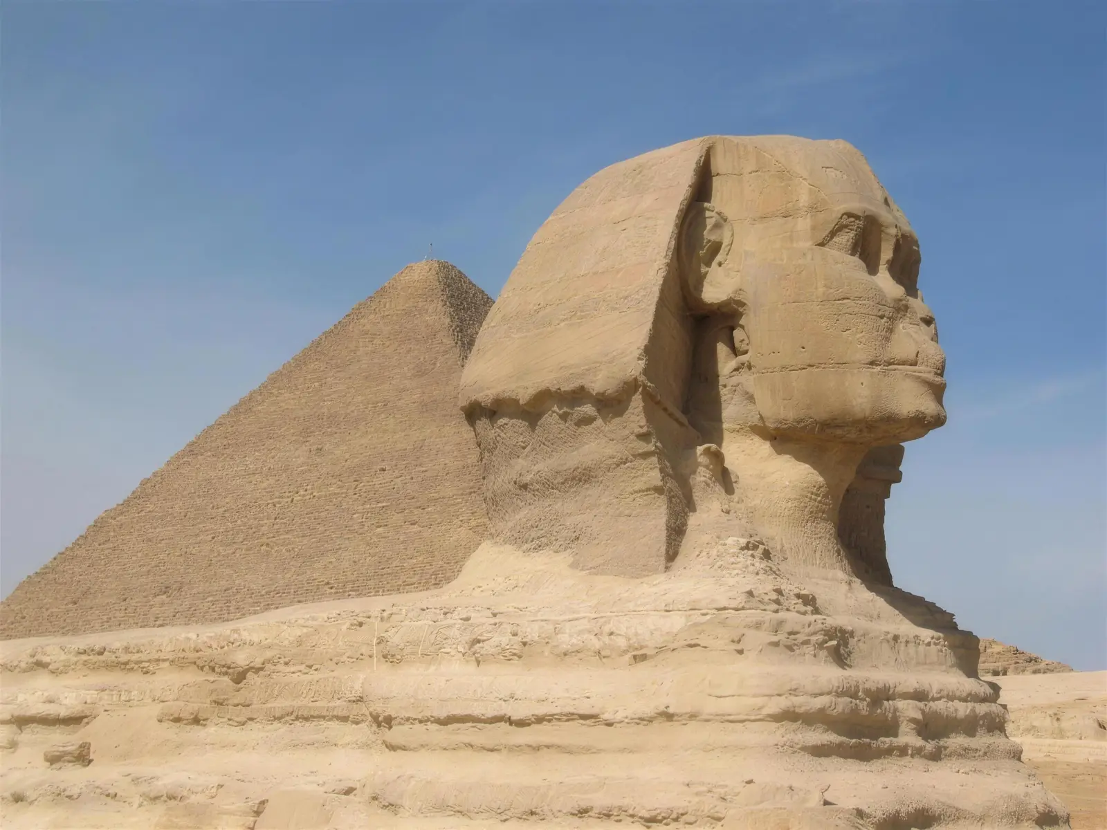 La Gran Esfinge de Giza con una pirámide al fondo