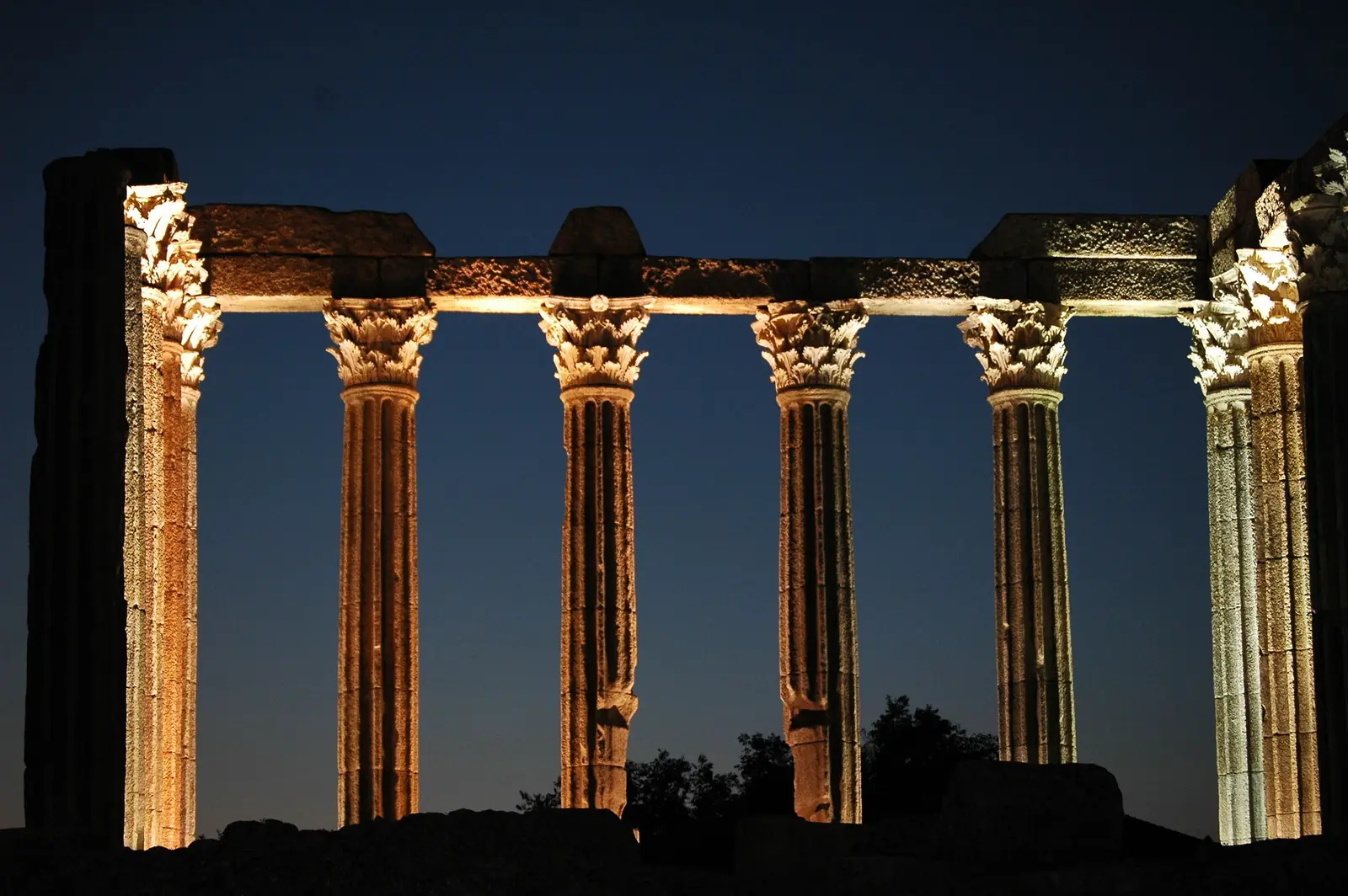 Columnas de un templo egipcio iluminadas de noche