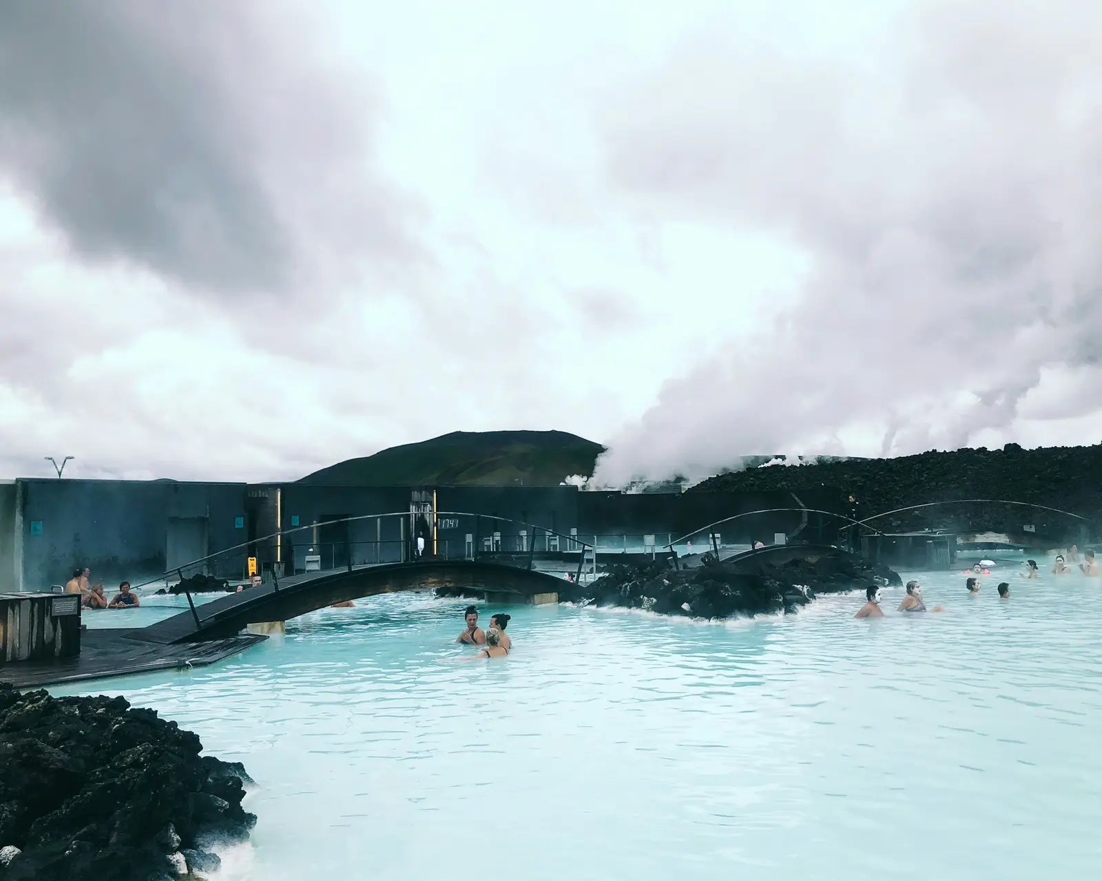 Aguas turquesa lechosas y vapor en la Blue Lagoon
