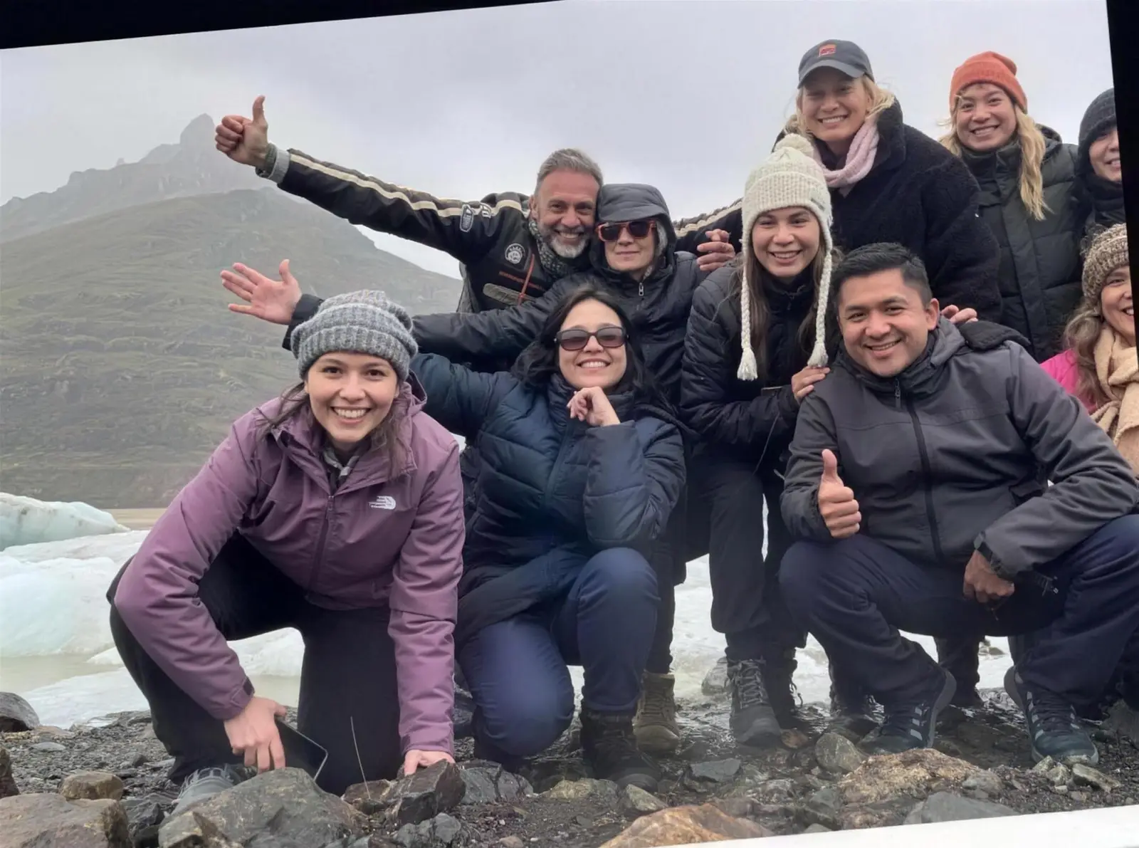 La tribu celebrando frente a un glaciar islandés