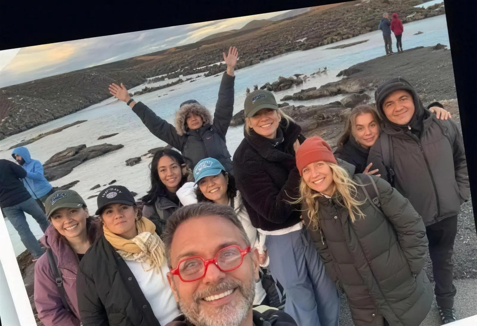 Selfie del grupo al atardecer en una laguna geotermal