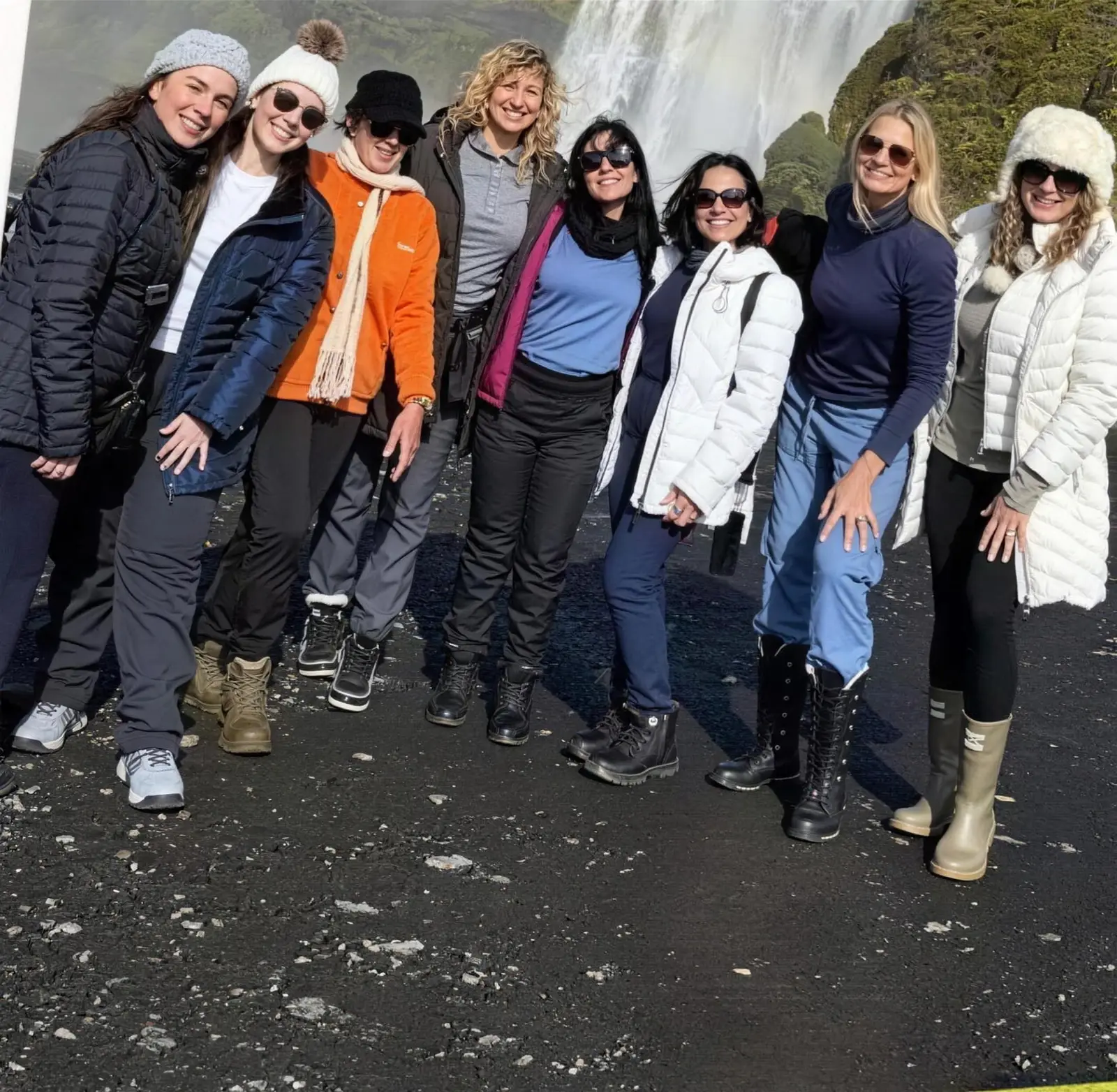 El grupo posando ante la cascada Skógafoss