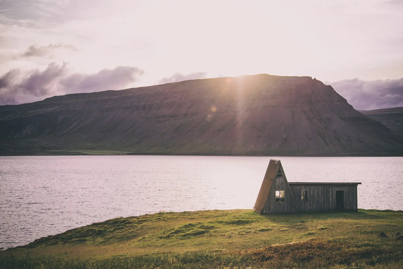 Fiordos del este de Islandia con aguas en calma
